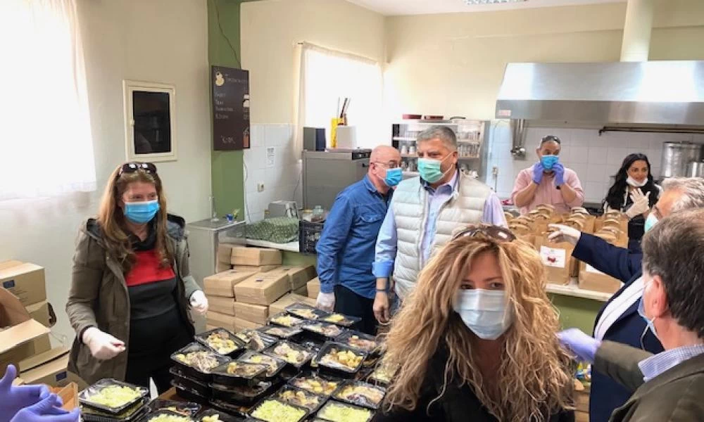 Η περιφέρεια Αττικής διένειμε 53.000 μερίδες φαγητού